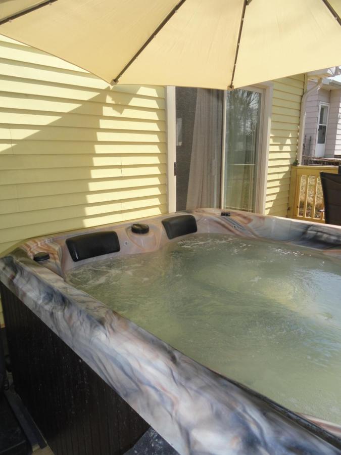 Apartamento Outdoor Hot Tub And Cozy King Bed Lansing Exterior foto
