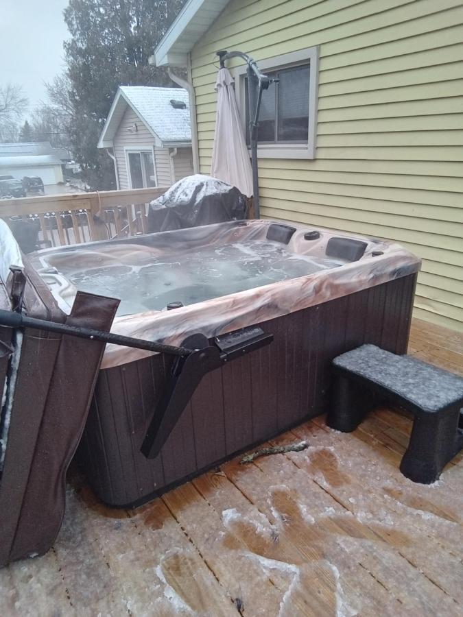 Apartamento Outdoor Hot Tub And Cozy King Bed Lansing Exterior foto